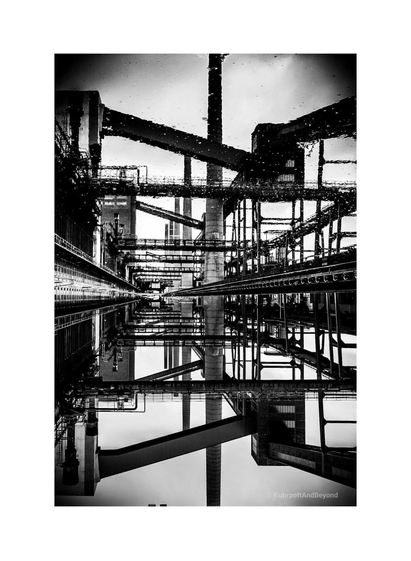 Blick auf einen Teil der Zeche Zollverein in Essen. Hier handelt es sich um die Kokerei mit all ihren diversen Zu- und Ableitungen die sich in einem Kühlwasserbecken spiegeln. das SW Foto habe ich um 180 Grad gedreht, so daß die Spiegelung oben im Bild ist.