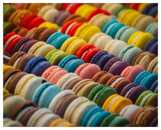 Macarons in allen Farben fein säuberlich auf einem Tablett aufgereiht.