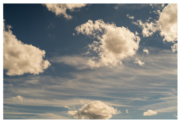 Blauer Himmel mit Schönwetter- und Schleierwolken.