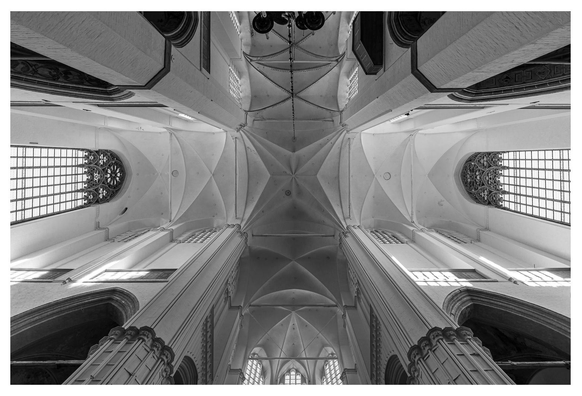 Schwarz weiß Bild einer Kirchendecke.