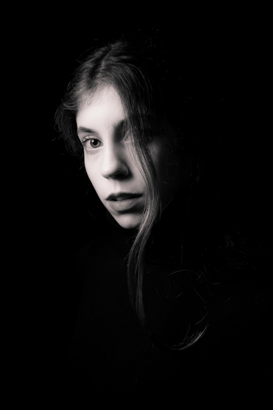 Mujer morena en blanco y negro.