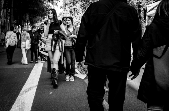 Dona amb minifaldilla i botes caminant per la Gran Via de Barcelona la Diada de Sant Jordi 2026.