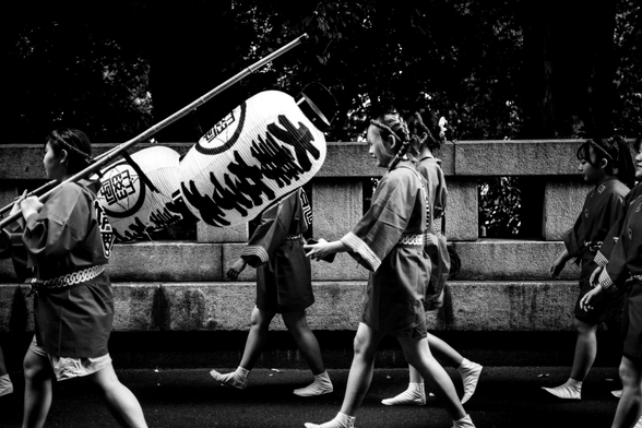 Grup de noies amb làmpades votives al matsuri del santurari Yasukuni, Tòquio.