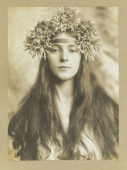 portrait d'une femme portant un diadème de fleurs