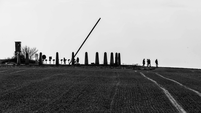 Auf einem Feld steht eine große, begehbare Sonnenuhr.